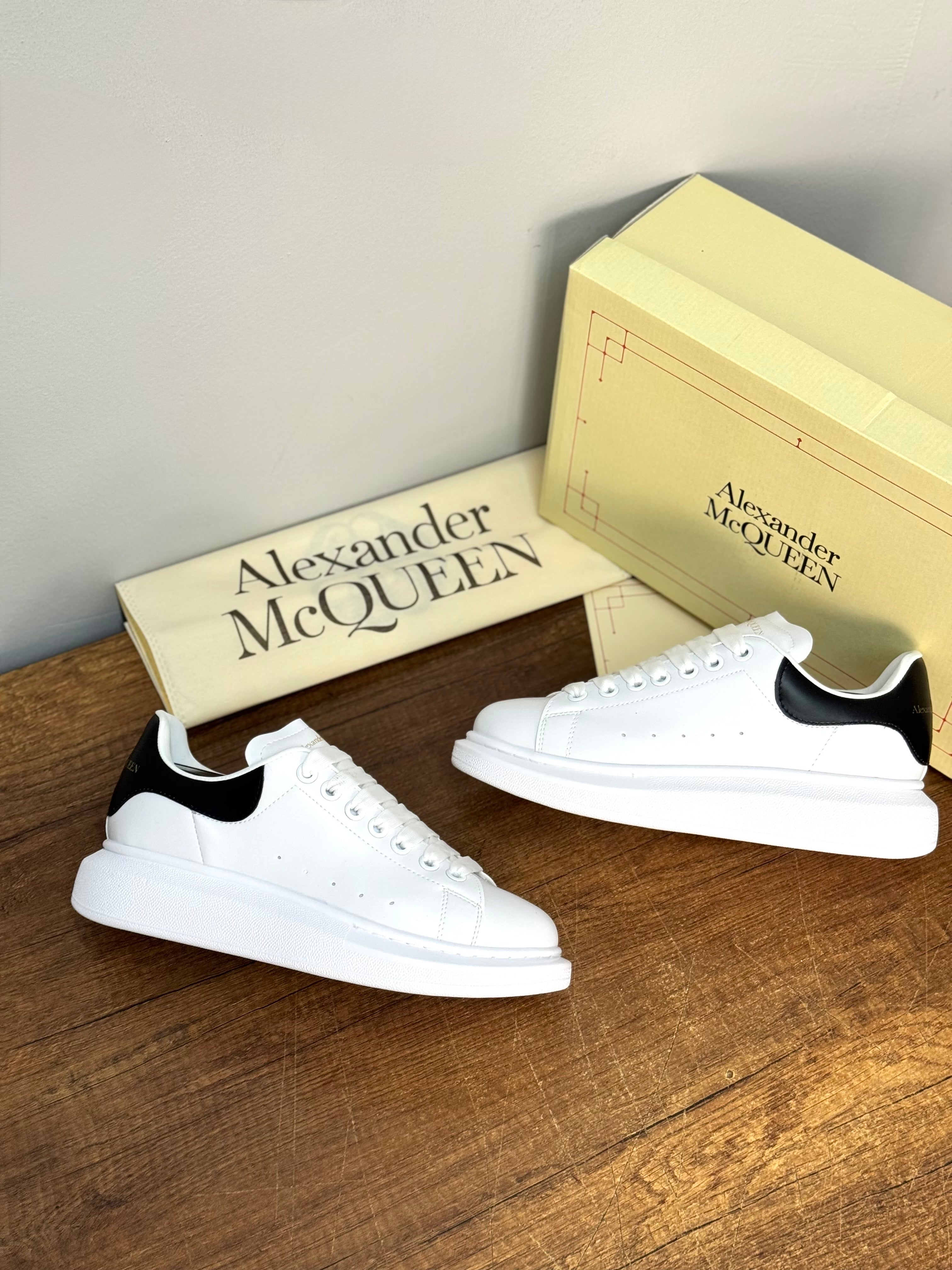 Alexander McQueen Erkek Sneaker – Beyaz/Siyah Poli taban